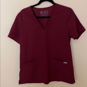 Figs scrub top 2pocket top in merlot.
